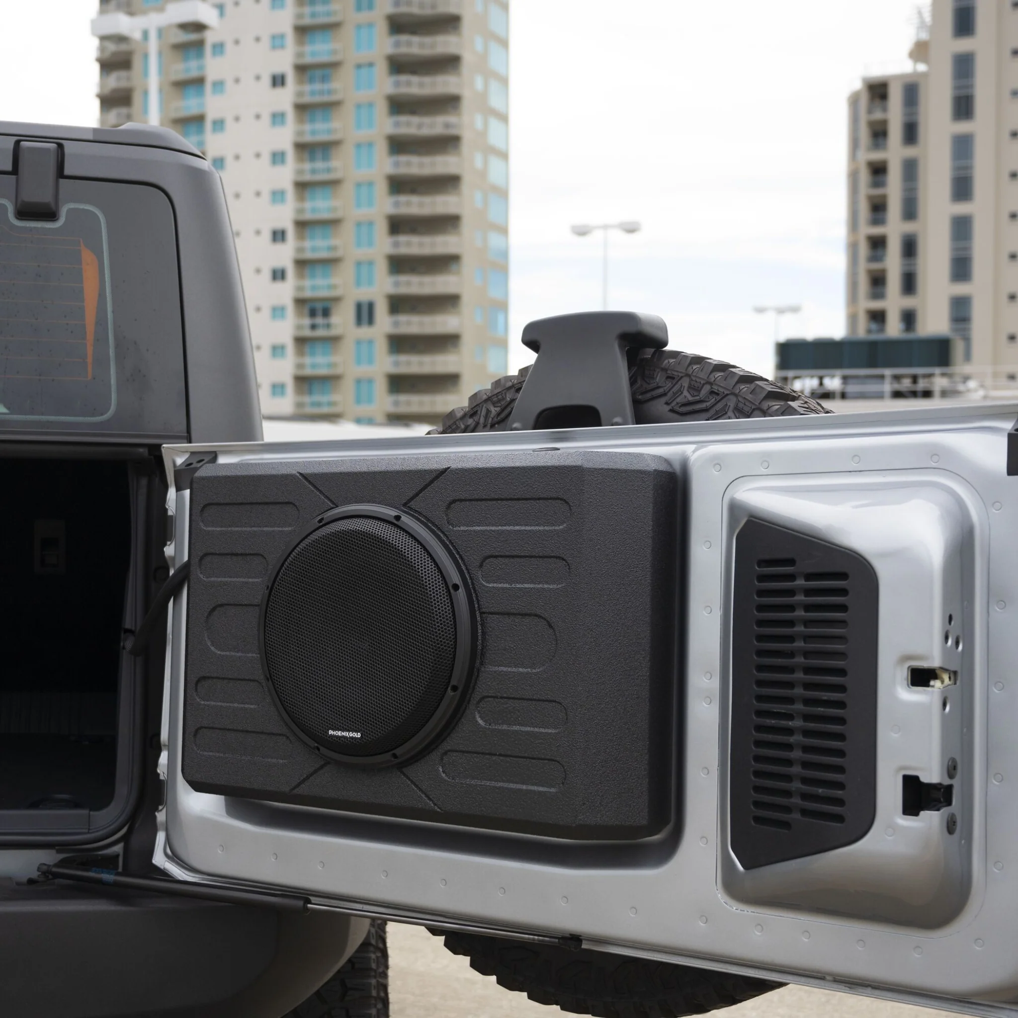 The Stinger Swing Gate 12″ Woofer Enclosure with Woofer Ford Bronco (TXFBB12) is a 12-inch bass enclosure that is designed to fit the Ford Bronco's tailgate. It is a sealed enclosure with a 12-inch dual 4-ohm voice coil shallow-mount subwoofer. The enclosure is made of plywood with a heat-bonded polyurethane coating and is resistant to scratching. It is designed to integrate into the vehicle's tailgate and provide powerful, immersive sound to the audio setup